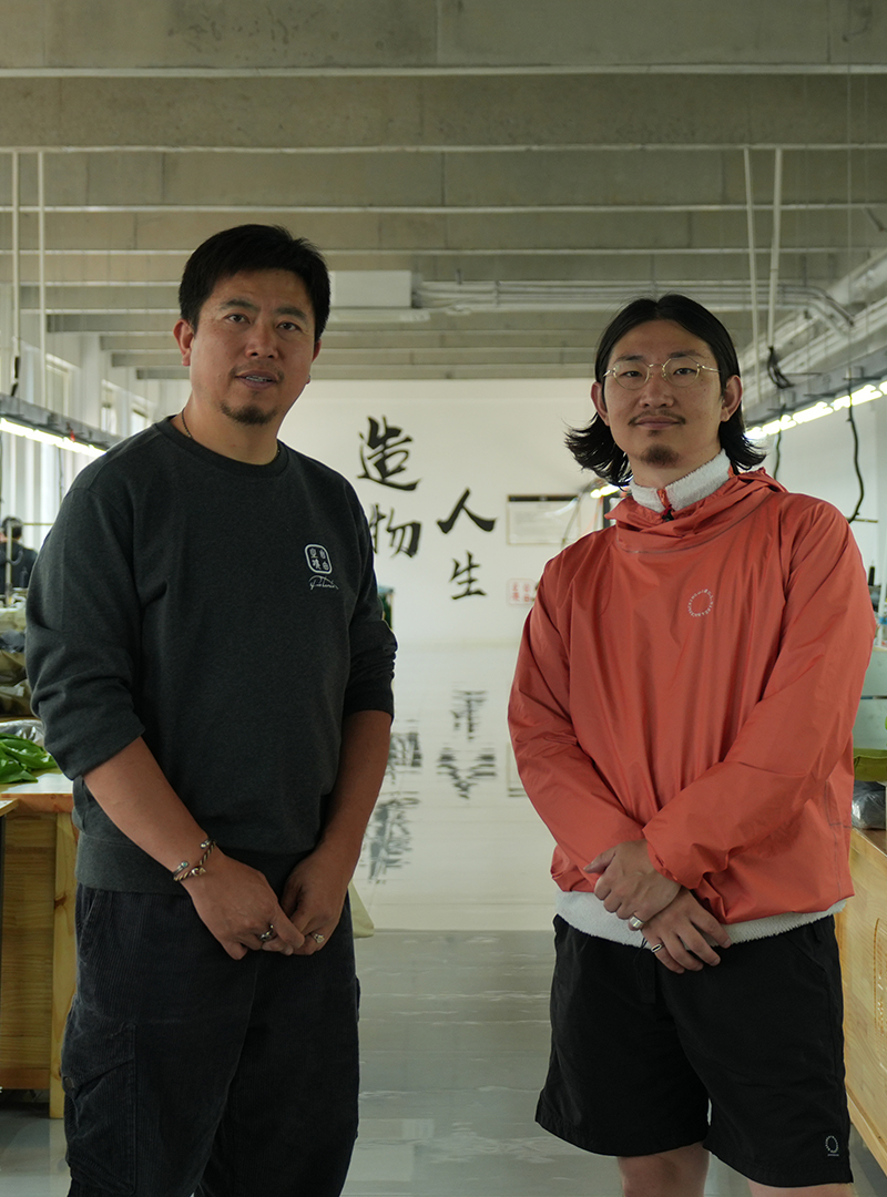 TFS工場で並ぶ代表とクルー